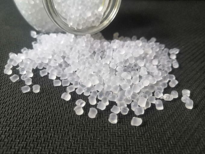 水晶ポリ塩化ビニールの混合物1.19g/cm3柔らかいポリ塩化ビニールの微粒はホースで水を掛ける 0