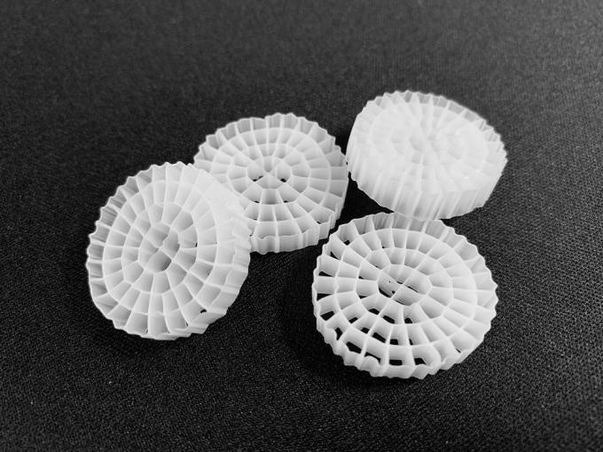 ROHSの白いHdpe 0.98g/Cm3プラスチック フィルター媒体のアクアリウム 0