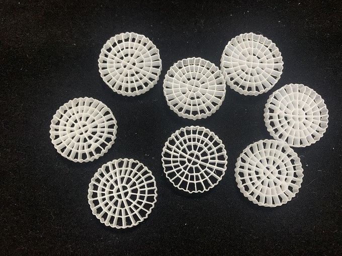 抵抗10X7mm MBBR Biofilter媒体135kg/Cm3に衝撃を与えなさい 1